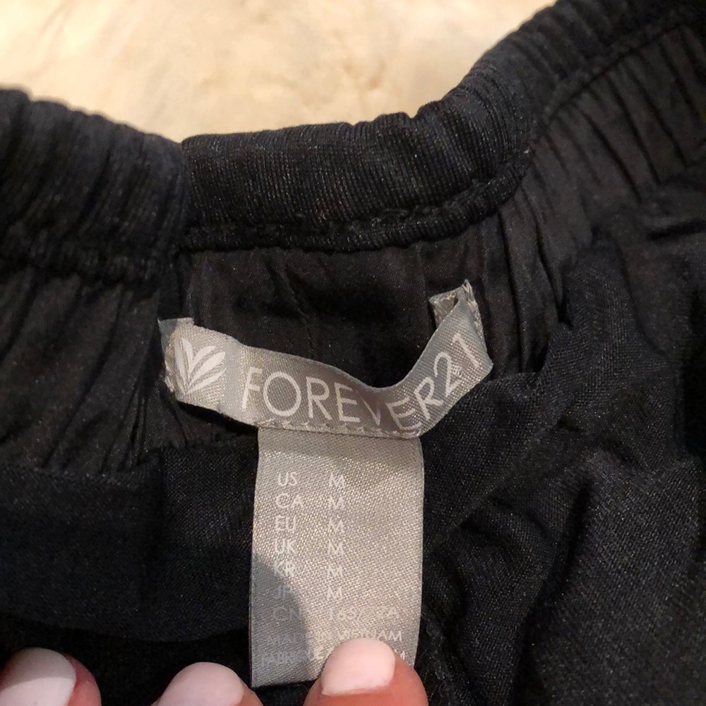 BLACK RUNNING SHORTS SIZE MEDIUM - Picture 4 of 4